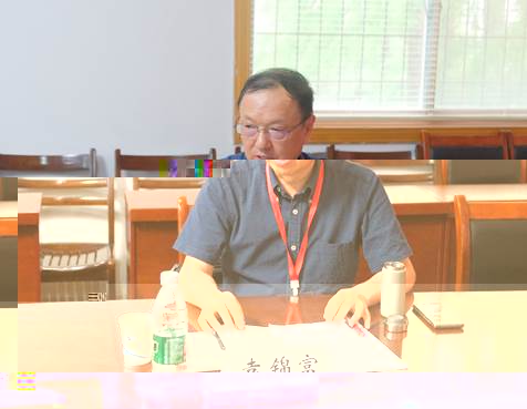 說明: 桌子前坐着穿藍色衣服的人中度可信度描述已自動生成