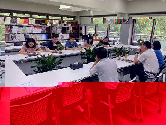 說明: 一群人在餐廳用餐描述已自動生成