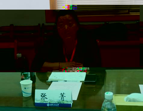 說明: 穿黑色衣服的女人在桌子邊中度可信度描述已自動生成