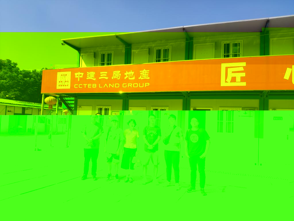 帶隊老師、學生和企業導師在中建三局項目部合影