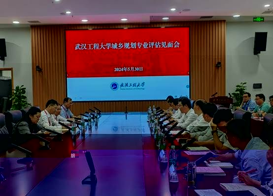 說明: 會議室裡的人們描述已自動生成