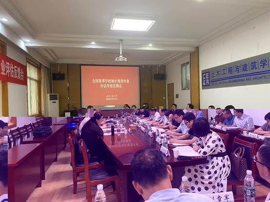 說明: 餐廳裡的人們中度可信度描述已自動生成