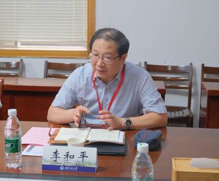 說明: 一些人在桌子前描述已自動生成