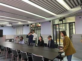 說明:一群人站在桌子前中度可信度描述已自動生成
