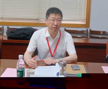 說明: 男人和女人在桌子前描述已自動生成